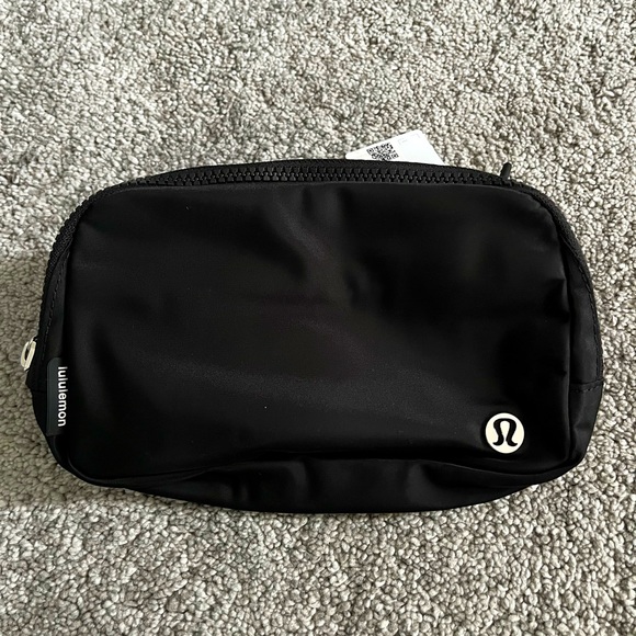 š¦š„Lululemon Everywhere Belt Bag in BLACK - NWT - Picture 1 of 5